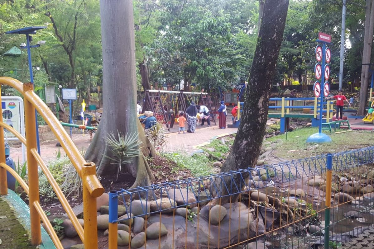 Suasana Ramainya Anak-anak Sedang Bermain di Taman Lembah Gurame, Depok, Jawa Barat, Minggu (17/4/2022)