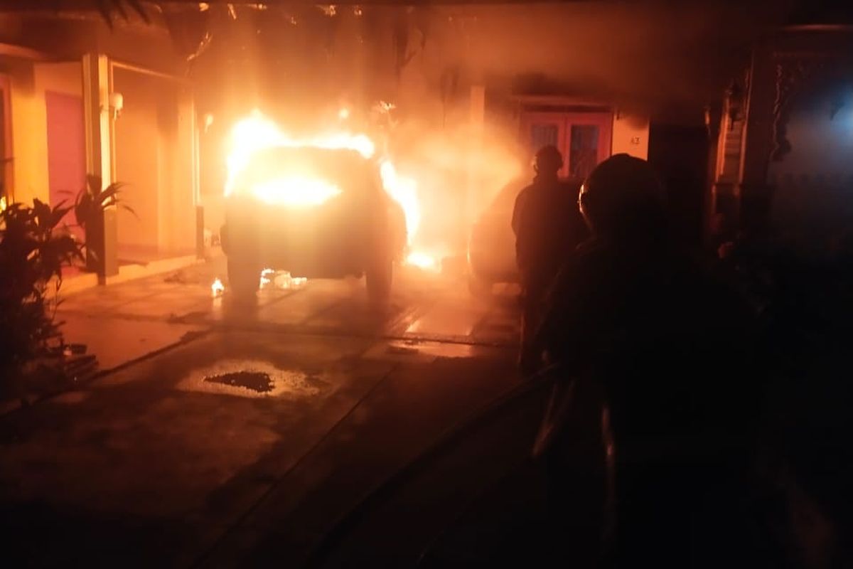 Mobil Nissan X-Trail dan Marcedes-Benz terbakar dalam satu garasi di sebuah rumah di Jalan Batu Ratna V, Batu Ampar, Kramatjati, Jakarta Timur, Kamis (28/10/2021) malam. 
