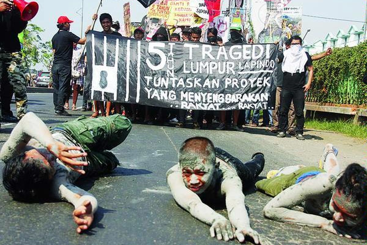 Korban lumpur Lapindo mengekspresikan perasaannya dengan cara melapisi tubuh mereka menggunakan lumpur untuk kemudian berjalan sambil merangkak di jalan raya Porong, Minggu (29/5/2011) siang. Aksi korban lumpur ini dilakukan guna memperingati lima tahun semburan lumpur panas di Kecamatan Porong, Kabupaten Sidoarjo, Jawa Timur.