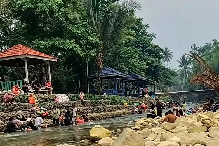 Dampak Kemarau Panjang di Fakfak, Warga Kembali Mandi dan Cuci di Sungai Air Besar