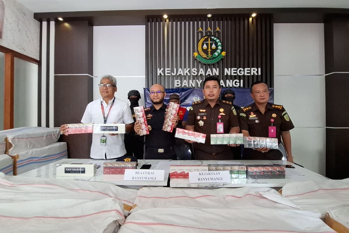 Konferensi pers penangkapan penyelundup rokok ilegal asal Madura di Kantor Kejaksaan Banyuwangi, Rabu (26/3/2025).