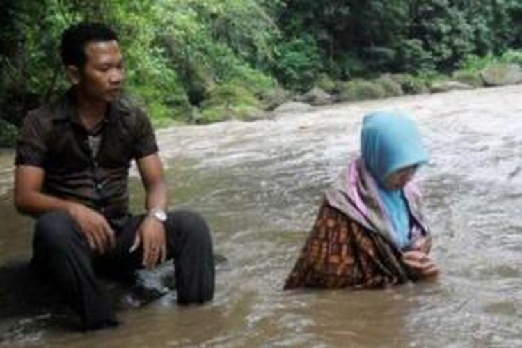 Calon Anggota Legislatif (Caleg) Dapil V DPRD Kabupaten Ngawi dari Partai Demokrat, Miftahul Jannah ditemani suaminya menggelar ritual doa dan mandi di Sungai Tempuk Alas Ketonggo (Srigati) Desa Babadan, Kecamatan Paron, Kabupaten Ngawi, Rabu (12/3/2014).