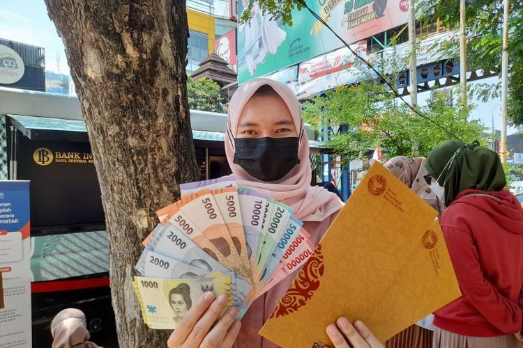 Ilustrasi - Warga melakukan penukaran uang di Alun-alun Kota Serang, Banten, beberapa waktu lalu. 