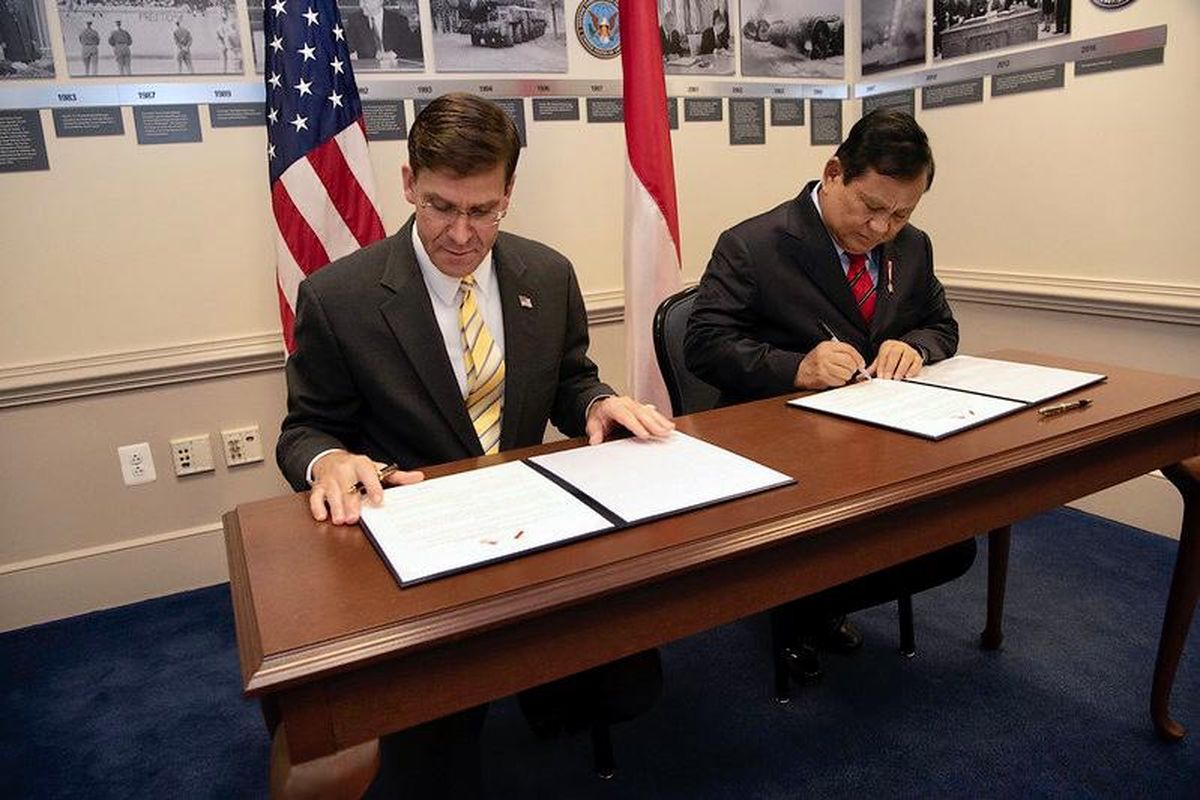 Indonesian Defense Minister Prabowo Subianto (right) and US Secretary of Defense Mark Esper (left) signing a document during a meeting in Pentagon on October 16, 2020. 