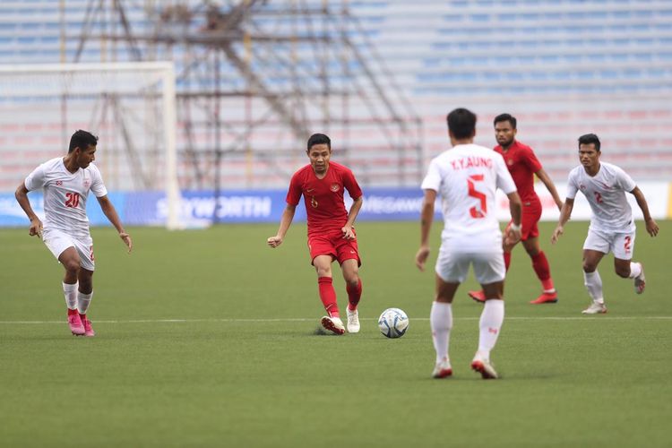 Evan Dimas Darmono (tengah) beraksi pada laga semifinal SEA Games 2019 antara timnas U23 Indonesia vs Myanmar di Stadion Rizal Memorial, Filipina, Sabtu 7 Desember 2019.