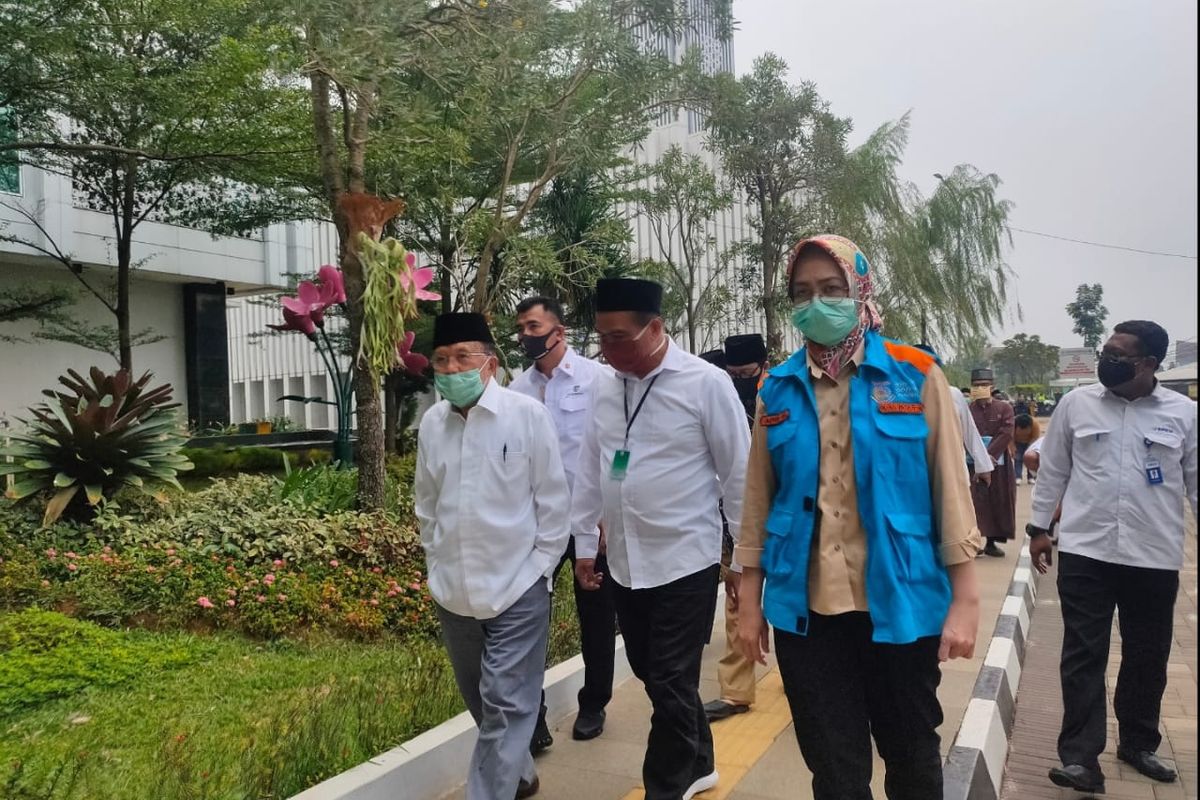 (kiri ke kanan) Ketua Umum Dewan Masjid Indonesia Jusuf Kalla, bersama anggota BPKH Bidang SDM dan Kemaslahatan Ahmad Hidayat, dan Wali Kota Tangerang Selatan Airin Rachmi Diany, di komplek gedung Pemerintah Kota Tangerang Selatan, Senin (20/7/2020)