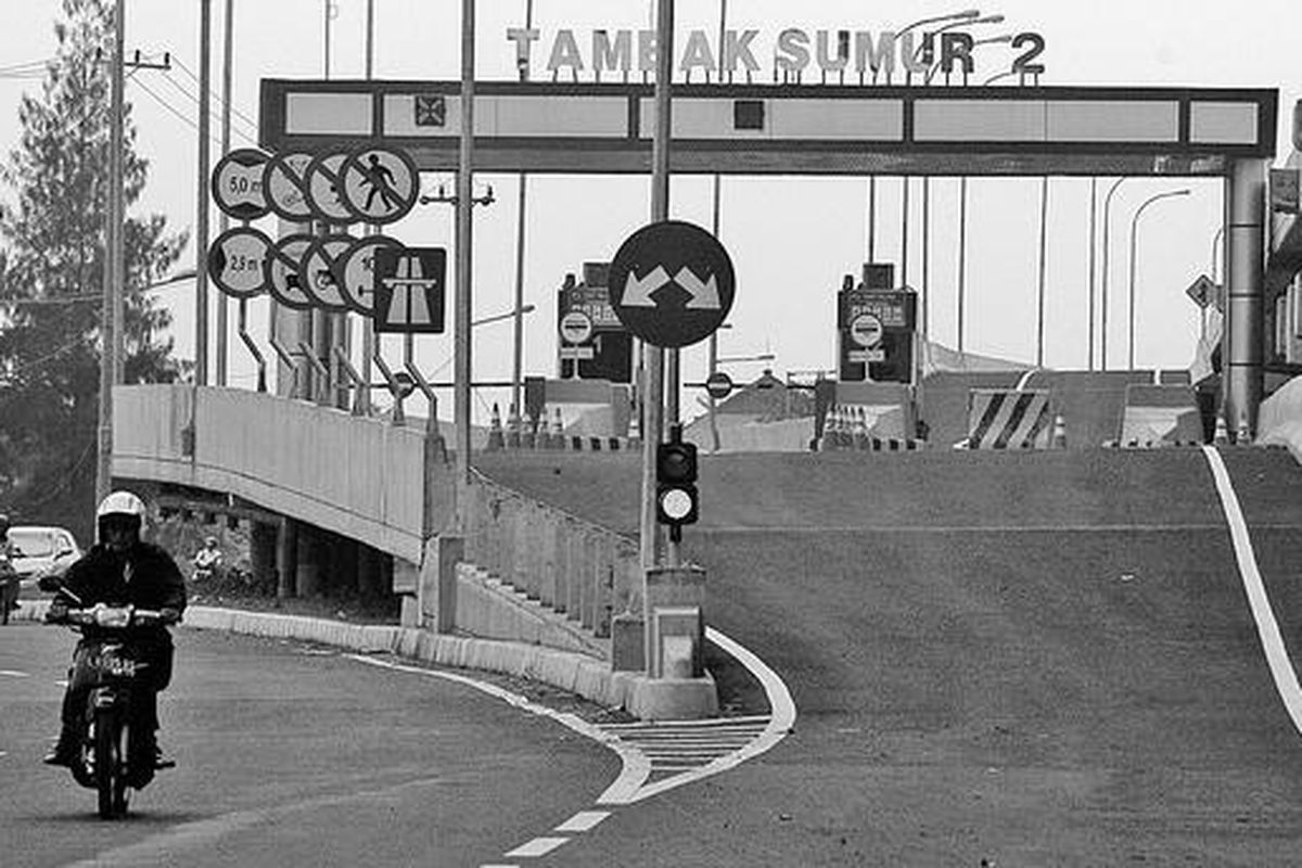 Gerbang Tambak Sumur, yang merupakan bagian dari ruas Jalan Tol Waru-Juanda di Kecamatan Waru, Sidoarjo, Jawa Timur, sepanjang 12,8 kilometer, sudah siap untuk dioperasikan, Senin (31/3). Warga sekitar Tambak Sumur memprotes belum dibayarkannya ganti rugi lahan dan terjadinya banjir di permukiman warga akibat pembangunan tol yang merupakan akses menuju Bandara Juanda tersebut.  
