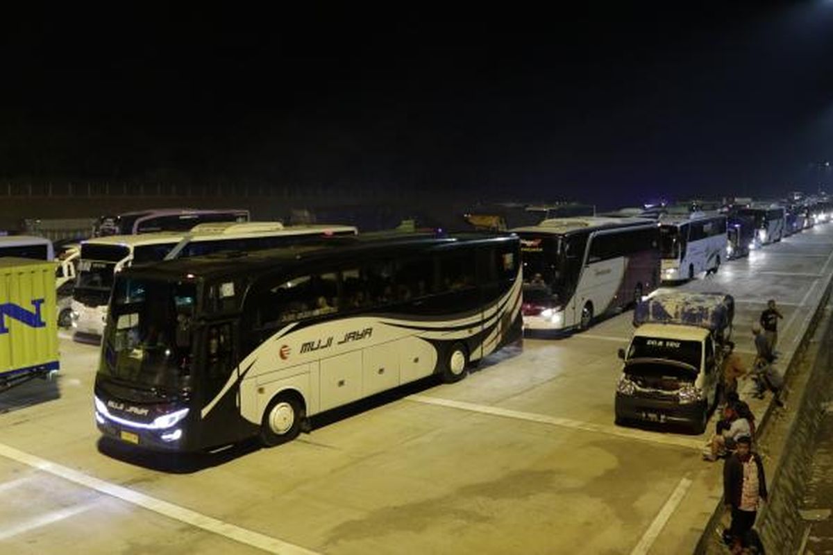 Kondisi arus mudik H-7 di Gerbang Tol Cikopo, Kabupaten Purwakarta, Jawa Barat, pada Jumat (10/7/2015). Kondisi terpantai ramai lancar, belum terjadi antrean panjang kendaraan.