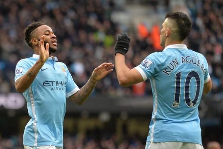 Raheem Sterling (kiri) dan Sergio Aguero merayakan gol Manchester City ke gawang Aston Villa pada lanjutan Premier League di Stadion Etihad, 5 Maret 2016.