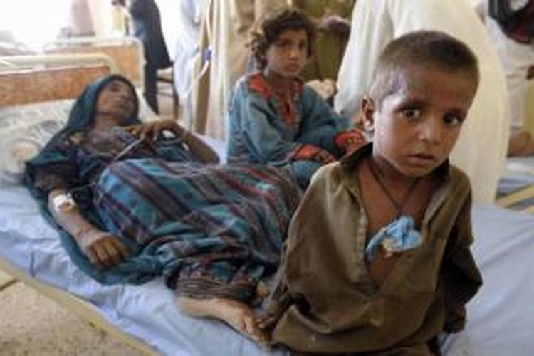 Korban gempa di rumah sakit di Awaran, Pakistan, 25 September 2013. Gempa berkekuatan 7,7 SR di Provinsi Baluchistan menewaskan lebih dari 300 orang dan ribuan terluka.