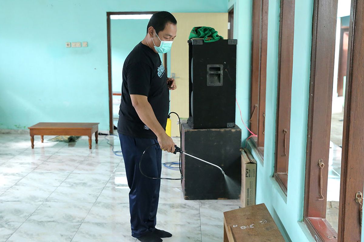 Wali Kota Semarang Hendrar Prihadi saat turun langsung melakukan sterilisasi wilayah