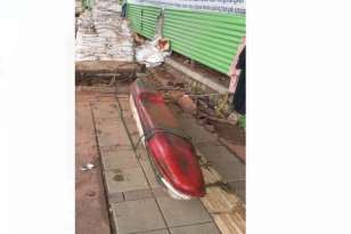 Perahu kano yang ditemukan oleh petugas Dinas Tata Air di gorong-gorong Jalan Gatot Subroto, tepat di depan Gedung JCC.