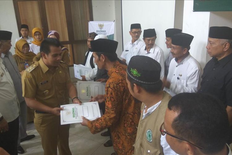 Wakil Bupati Ciamis, Yana D Putra memberikan bantuan dana rutilahu kepada perwakilan Unit Pengumpul Zakat saat acara rapat kordinasi di Aula Baznas Ciamis, Senin (08/07/2019).