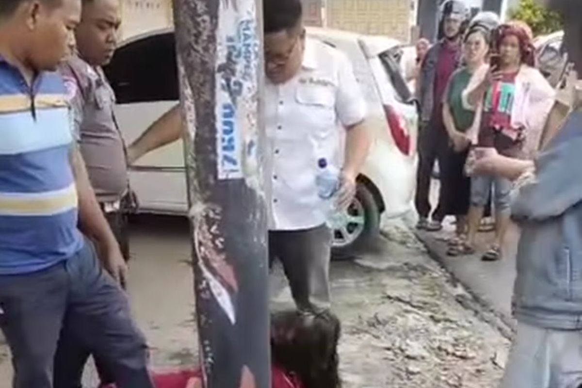 Potongan video seorang polisi di Labuhanbatu, Bripka J menendang kepala ODGJ karena sepeda motornya dibakar 