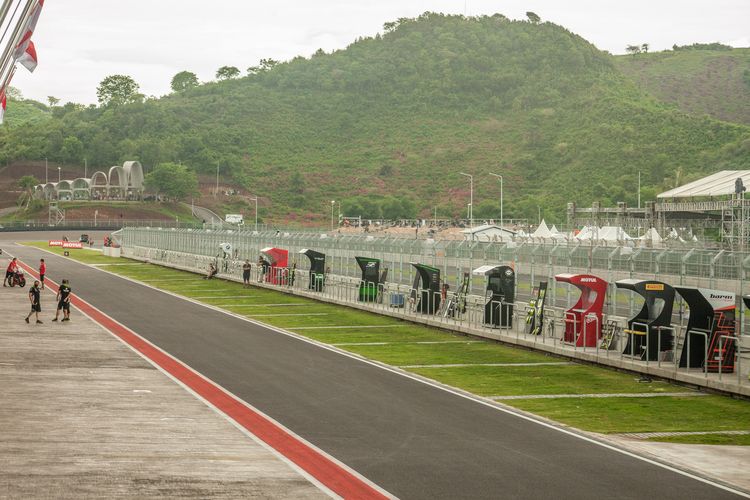 Suasana paddock WSBK Mandalika di Sirkuit Mandalika, Minggu (21/11/2021) pukul 10:00 WITA.