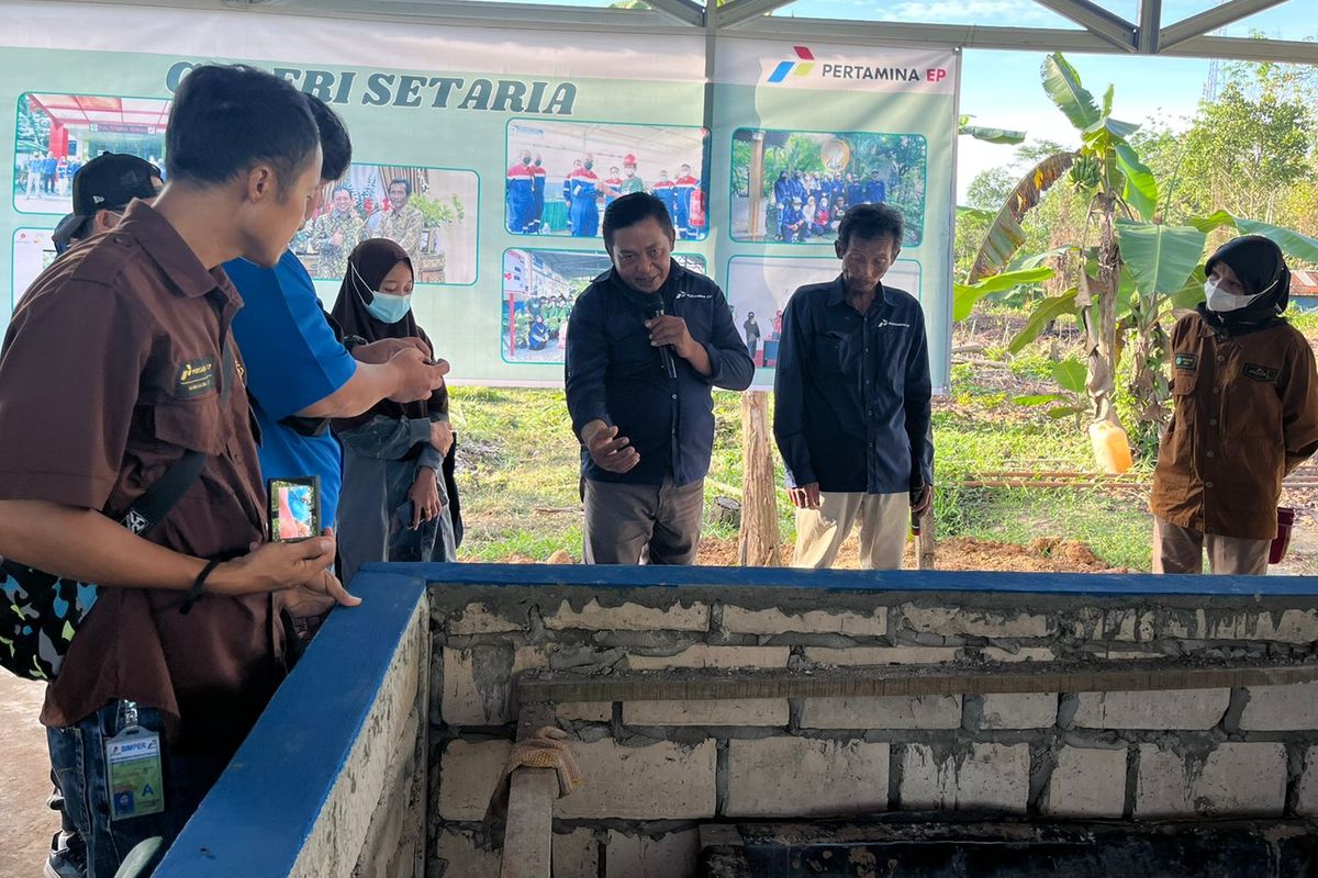 Pertanian Terpadu Sistem Inovasi Sosial Kelompok Setaria (TANTE SISKA) PT Pertamina EP Sangasanga Field (PEP Sangasanga Field) tahun ini mendorong pengembangan pertanian berbasis ekonomi sirkular, seperti pengolahan kotoran unggas jadi kompos untuk digunakan sebagai pupuk di kebun masyarakat.