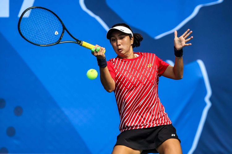 Petenis putri Indonesia, Aldila Sutjiadi beraksi saat melawan petenis putri Vietnam, Nguyen Savanna Ly dari nomor tenis tunggal putri di lapangan tenis Kompleks Olahraga Rizal Memorial, Manila, Filipina, Jumat (6/12/2019). Petenis Aldila Sutjiadi sukses meraih medali emas SEA Games 2019, mengalahkan Petenis putri Vietnam, Nguyen Savanna Ly dengan skor 6-0 dan 7-5.