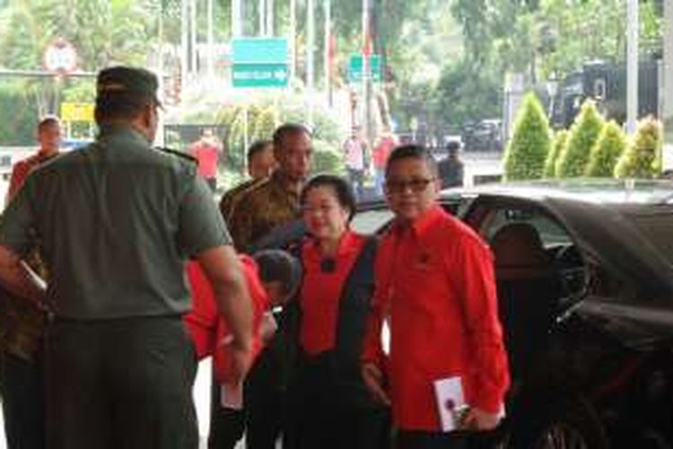 Ketua Umum PDI Perjuangan Megawati Soekarnoputri saat tiba di acara HUT PDI-P disambut Sekretaris Jenderal PDI-P Hasto Kristiyanto di JCC Senayan, Jakarta, Selasa (10/1/2017) 