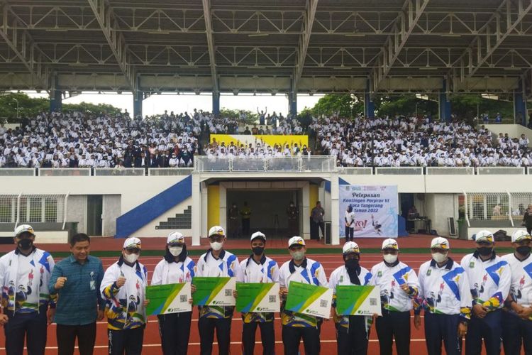 Wali Kota Tangerang Arief R Wismansyah melepas sebanyak 1.072 atlet dan 355 official yang akan berlaga di ajang Pekan Olahraga Provinsi (Porprov) VI Banten. Pelepasan ini dilakukan di Stadion Benteng Kota Tangerang, Kamis (17/11/2022).