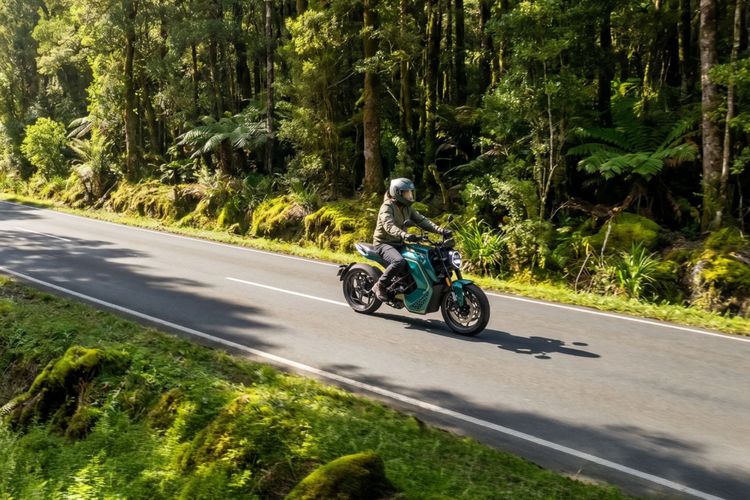 Komparasi Spesifikasi Kawasaki Z e-1 dan Charged Ndara