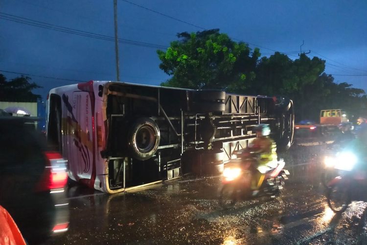 Bus Laju Utama jurusan Sukabumi - Bekasi alami kecelakaan tunggal di jalan jalur lingkar selatan, Minggu (24/11/2024) petang.