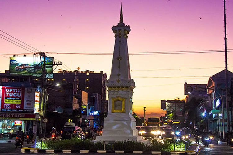 Tugu Pal Putih Yogyakarta bisa menjadi pilihan wisata dekat Stasiun Tugu Yogyakarta karena hanya berjarak sekitar 1,9 kilometer.