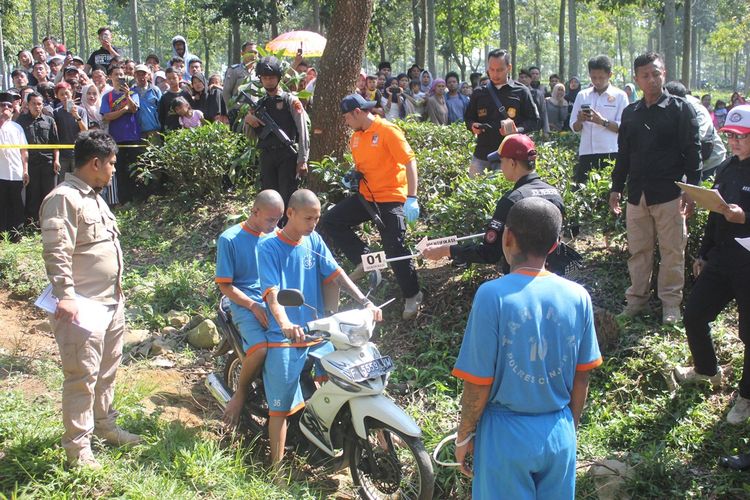 Tiga orang tersangka kasus pembunuhan sadis di Cianjur, Jawa Barat tengah memeragakan reka ulang aksi  keji mereka terhadap korban di areal perkebunan teh Tegallega, Warungkondang, Cianjur, Jawa Barat, Rabu (19/06/2019)