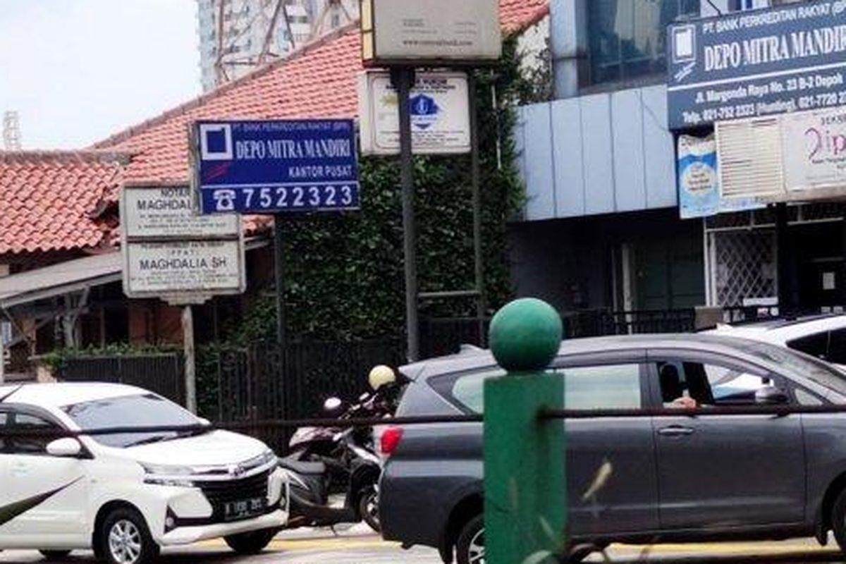 Sejumlah mobil parkir di atas trotoar Jalan Raya Margonda Kota Depok yang baru selesai direvitalisasi, Kamis (6/1/2022). 