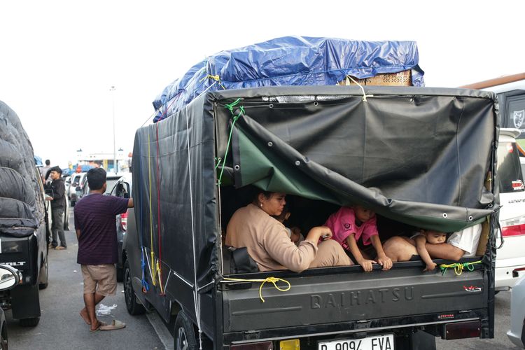 Mobil pikap digunakan Anjasmara bersama keluarga untuk angkutan mudik saat antre di Pelabuhan Merak, Cilegon, Banten, Rabu (19/4/2023). Anjasmara bersama 18 orang anggota keluargaya menempuh perjalanan mudik sejauh 1.349 kilometer dari Bekasi ke Painan, Pesisir Selatan, Sumatera Barat menggunakan pikap untuk bisa merayakan Idul Fitri 1444 Hijriah di kampung halaman.