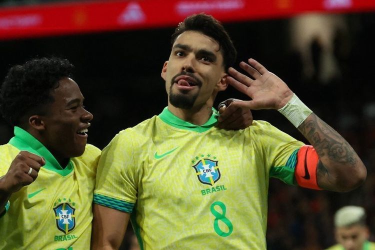 Timnas Brasil masih bisa memanggil jasa gelandang West Ham United, Lucas Paqueta (kanan), ke Copa America 2024 walau sang pemain telah didakwa melanggar aturan taruhan FA (PSSI-nya Inggris).