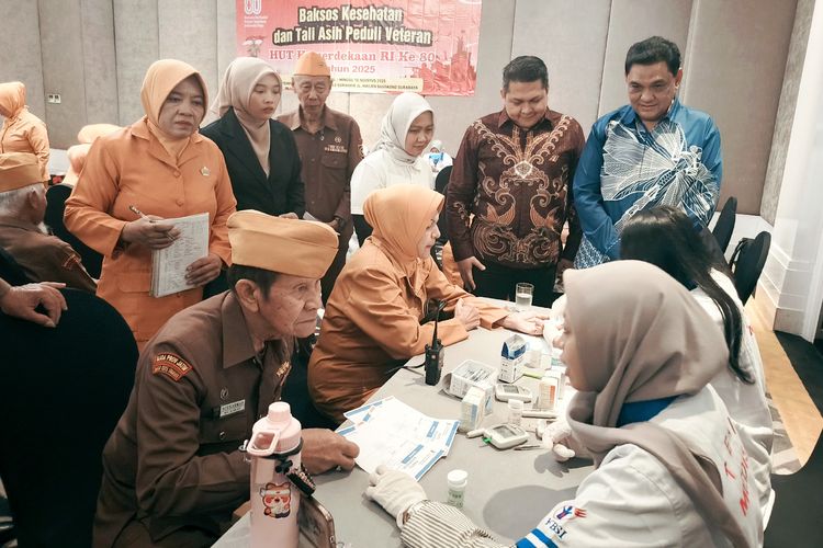Menjelang peringatan Hari Kemerdekaan RI ke-80 tahun Yayasan Bangun Sehat Indonesiaku (YBSI) menggelar Baksos Kesehatan dan Tali Asih, Peduli Veteran HUT Kemerdekaan yang berlangsung di salah satu ruang pertemuan Hotel Ciputra Surabaya, Minggu (10/8/2025) siang.