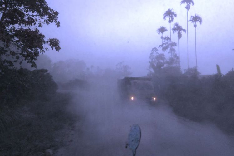 Awan panas letusan Gunung Sinabung dengan tinggi kolom 5.000 meter dengan jarak luncur 500 sampai 2.000 meter sampai ke Kabupaten Dairi dan Pakpak Barat, Sumatera Utara, Senin (19/2/2018).