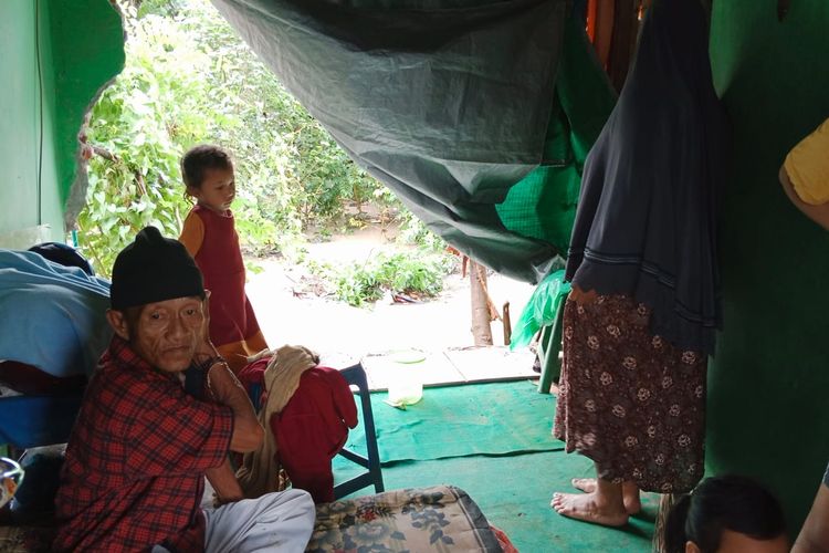 Rumah Mistari bagian belakang ambruk tergerus banjir.