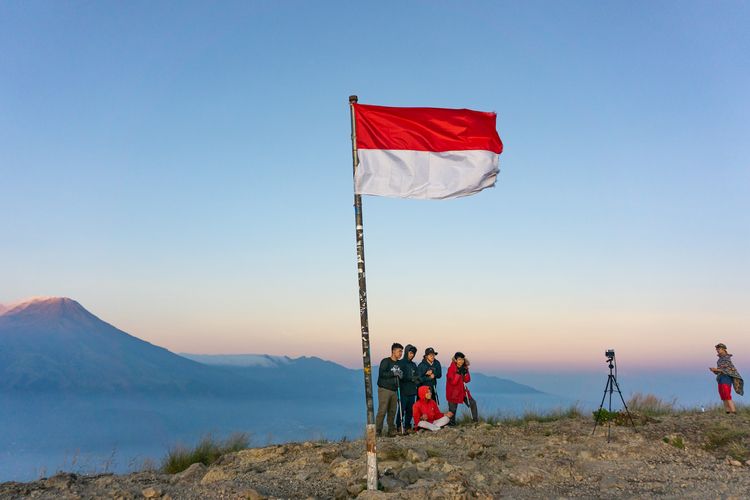 Pendaki berfoto di puncak Gunung Penanggungan, Jawa Timur.