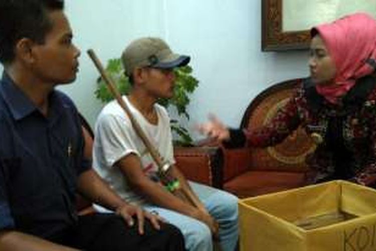 Lanang (tengah) ditemani aktivis sosial Aris S berdialog dengan Bupati Brebes Idza Priyanti di Kantor Bupati Brebes, Kamis (28/4/2016). Mereka menyampaikan keluhan terkait dugaan pungutan liar oleh oknum petugas UPT Pasar Induk Brebes.