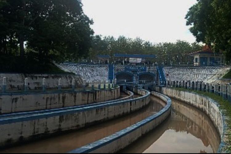 Dam jati di Kabupaten Magetan merupakan bangunan irigasi yang dibangun Belanda pada 1902 yang saat ini masih difungsikan sebagai irigasi untuk 11.000 hektar lahan pertanian di Kabupaten Magetan, Kabupaten Ngawi dan Kabupaten Madiun.