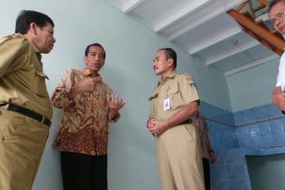 Gubernur DKI Jakarta Joko Widodo (tengah) meninjau lokasi kampung deret di RT 13 dan 14, RW 01, Tanah Tinggi, Johar Baru, Jakarta  Pusat, Rabu (17/7/2013) siang. Kampung deret Tanah Tinggi ini dibangun dari hasil program corporate social  responsibility.