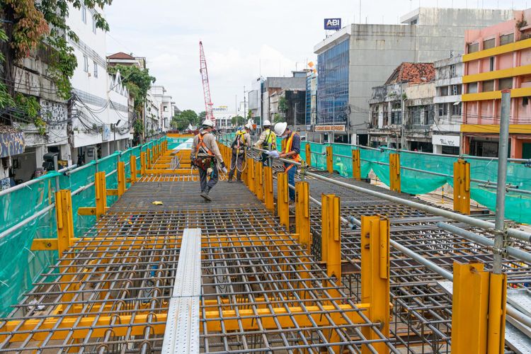 Pekerja sedang menyiapkan fabrikasi rebar D-Wall untuk proyek CP 203 MRT Jakarta.