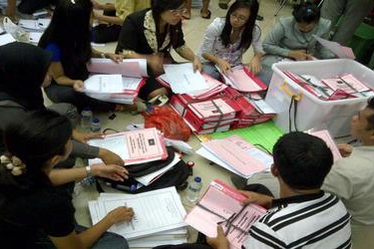 Di hari terakhir parpol melengkapi persyaratan administrasi Senin (15/10/2012), kantor KPU di Jalan Imam Bonjol Jakarta tampak ramai. Partai-partai politik berusaha menyerahkan kekurangan syarat administratif sebagai calon peserta pemilu. Bila gagal dalam verifikasi administratif, hilang pula kesempatan untuk mengikuti verifikasi faktual apalagi berpartisipasi sebagai peserta Pemilu 2014.