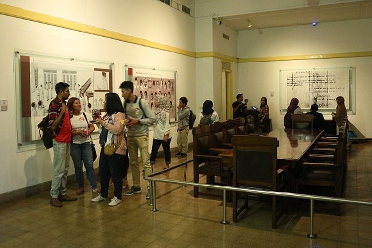 Peserta acara Night At The Museum berada di dalam Museum Perumusan Naskah Proklamasi, Jakarta, Kamis (17/8/2017) sekitar pukul 02.30 WIB. Peserta acara tersebut mengikuti program Night At The Museum: Menginap di Rumah Laksamana Tadashi Maeda yang diselenggarakan oleh Komunitas Historia Indonesia.