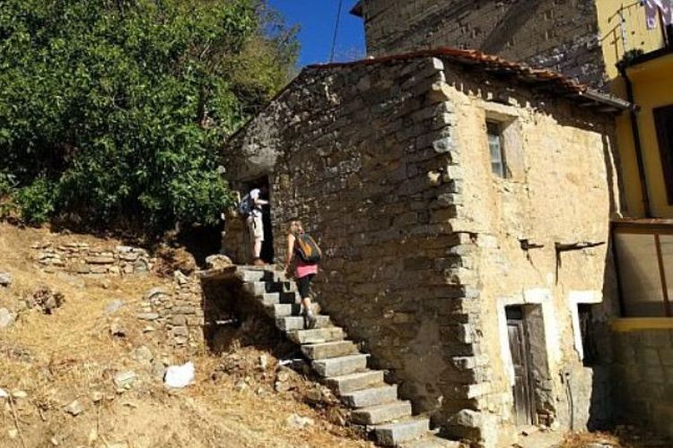 Sebanyak 200 rumah berdinding batu di kota Ollolai, pulau Sardinia, Italia ini dijual hanya dengan harga 1 euro.