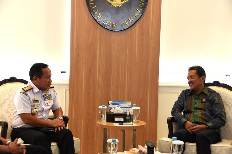 Kepala Bakamla Laksamana Madya Aan Kurnia saat bertemu Menteri KKP Sakti Wahyu Trenggono di Kantor KKP, Jakarta, Rabu (18/5/2022).