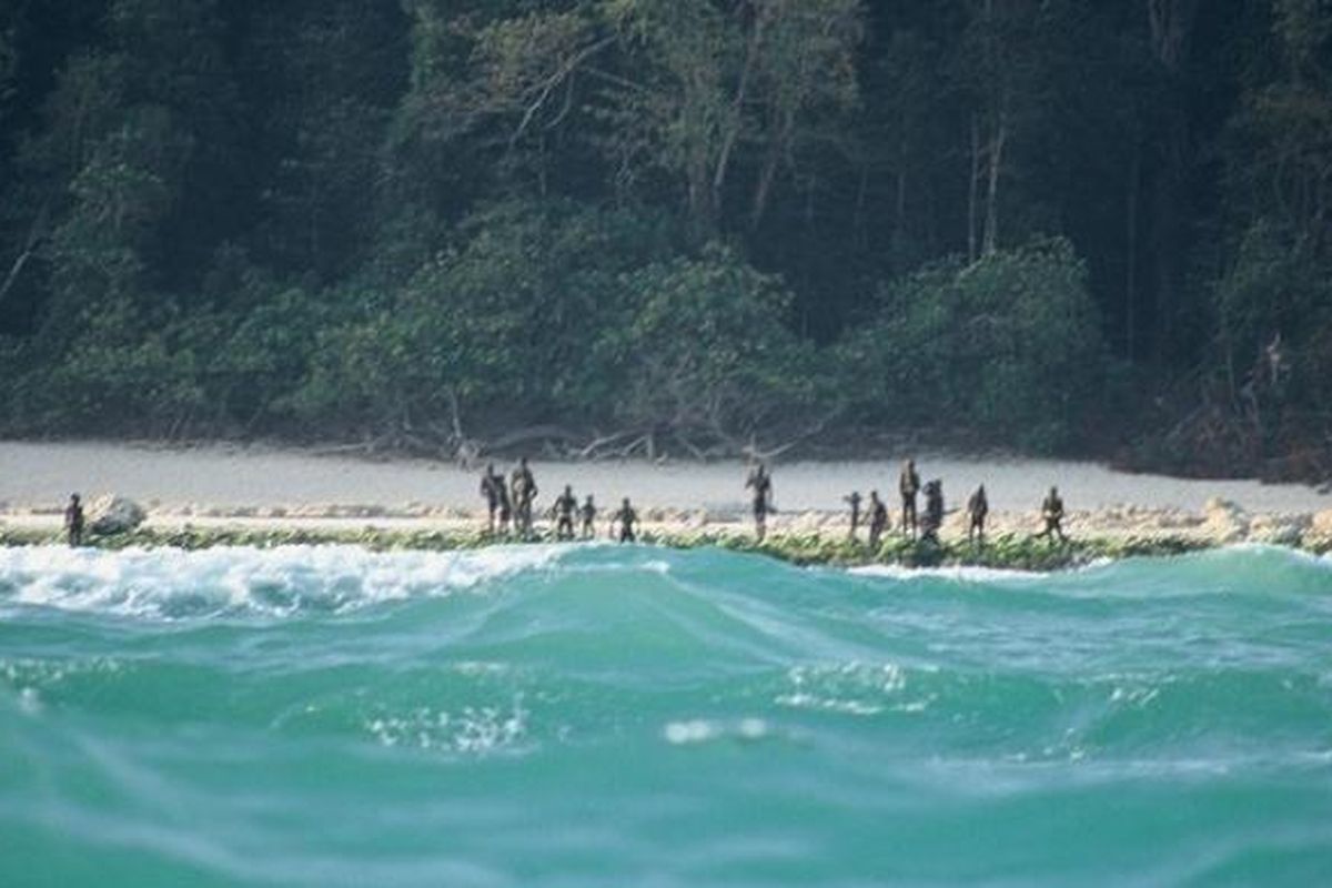 Satu dari sedikit foto yang memperlihatkan sekilas penduduk pulau Sentinel Utara, kepulauan Andaman, India. Suku asli pulau ini sudah menghuni tempat itu sejak 60.000 tahun lalu dan sejak saat itu mereka menolak modernisasi.