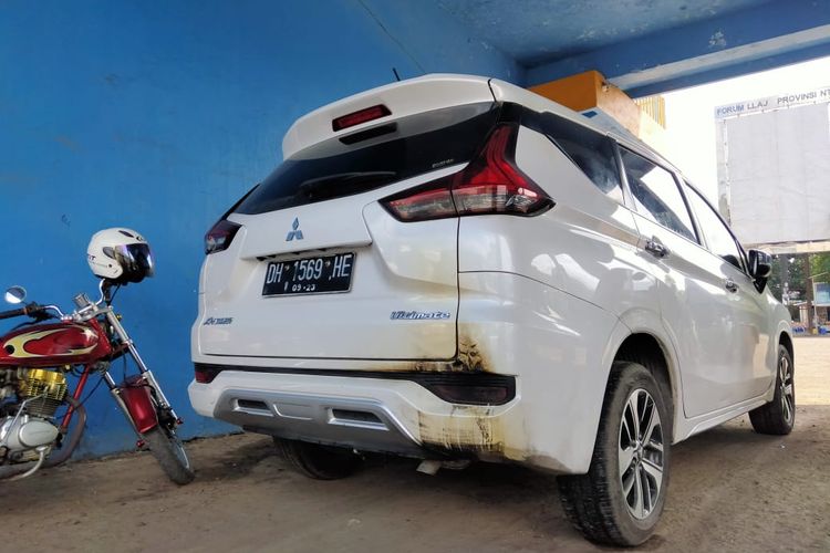 Tampak bekas pembakaran mobil dinas milik Pimpinan Bank NTB Syariah Cabang Bima oleh OTK, Kamis (16/6/2022).