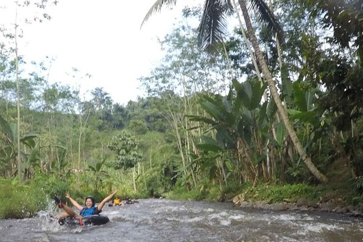 Rekan-rekan jurnalis dari Jakarta menikmati Sungai Tempuran di Desa Tempuran, Kecamatan Senduro, Kabupaten Lumajang, Jawa Timur, Selasa (12/4/2017). Sungai Tempuran menawarkan pengalaman river tubing sejauh empat kilometer dengan jeram-jeram yang menantang.