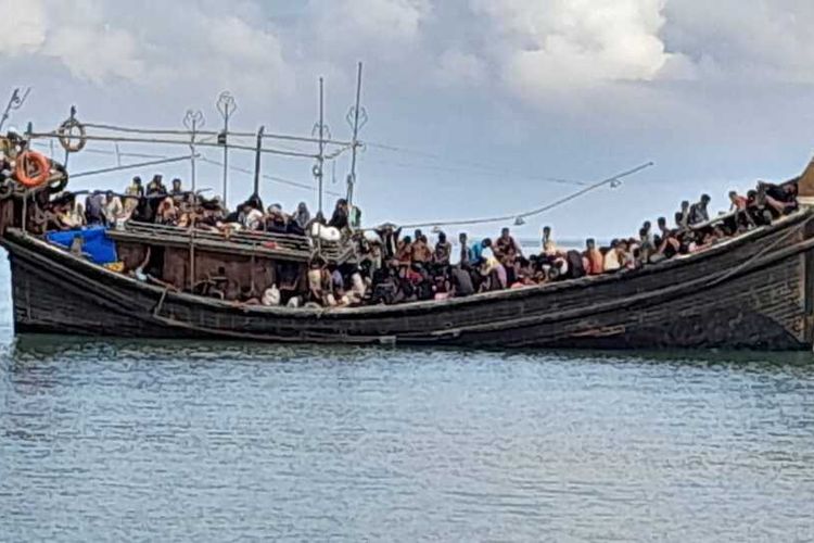 Satu kapal kayu berisi ratusan imigran Rohingya terlihat di perairan Desa Meunasah Dua Pasi, Kecamatan Jangka, Kabupaten Bireuen, Provinsi Aceh, Kamis (16/11/2023).