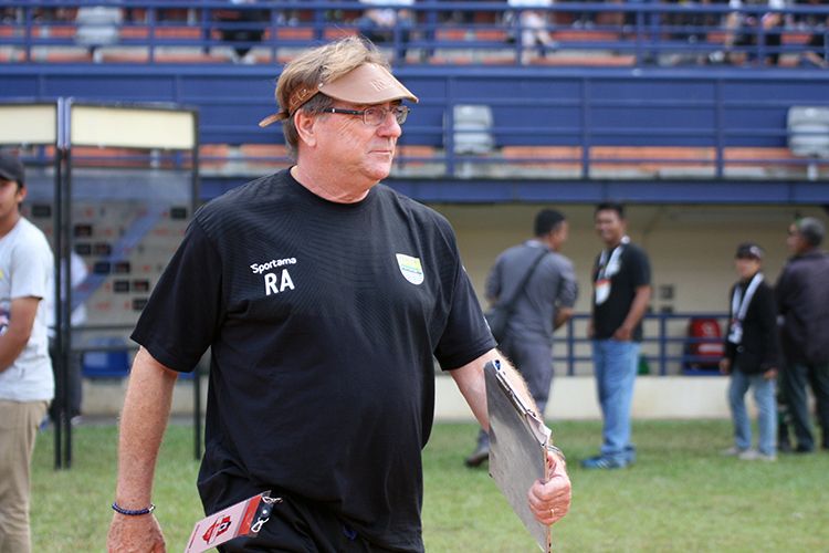 Pelatih Persib Bandung, Robert Rene Alberts, berjalan menuju bench pemain sebelum laga Persib melawan Bhayangkara FC, di Stadion Si Jalak Harupat, Kabupaten Bandung, Minggu (30/6/2019). 