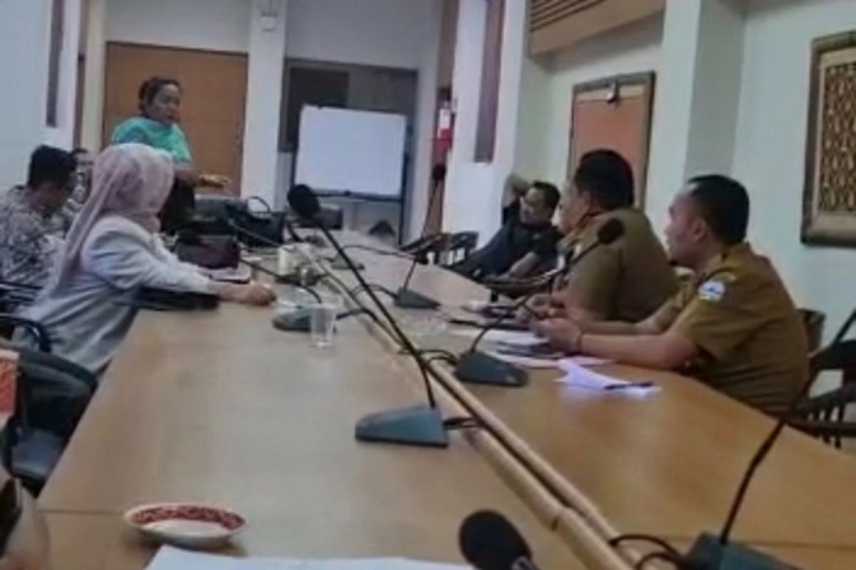 Anggota DPRD Garut ngamuk marah-marah banting mic klsaat tidak ditanggapi oleh Ketua DPRD