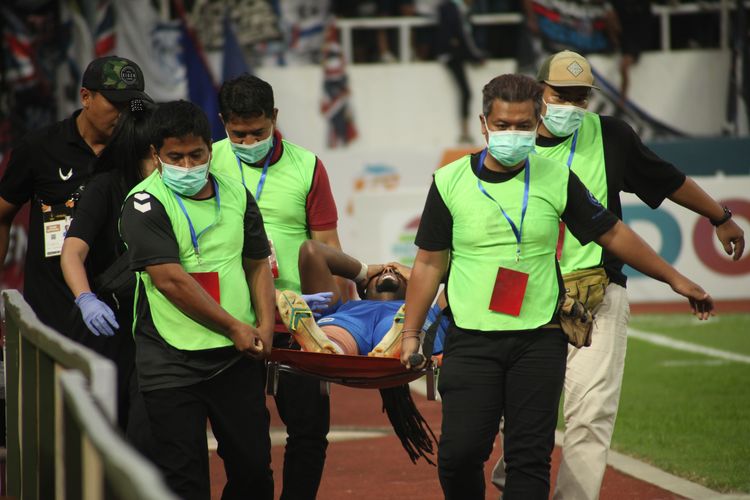 Penyerang andalan PSIS Semarang, Carlos Fortes, menutup wajahnya saat digotong untuk pengecekan lebih lanjut soal cedera kakinya, Kamis (7/7/2022) di Stadion Jatidiri.