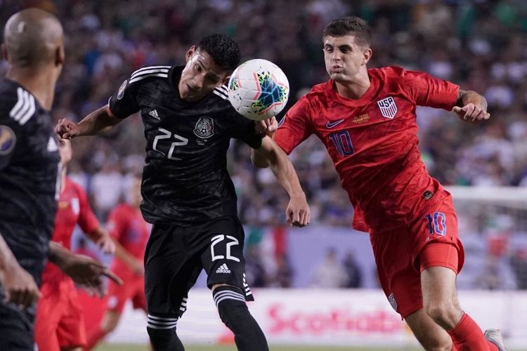 Christian Pulisic (merah) berebutan bola dengan Uriel Antuna pada pertandingan antara Meksiko dan Amerika Serikat dalam final Piala Emas 2019 di Soldier Field, Chicago, 7 Juli 2019. 